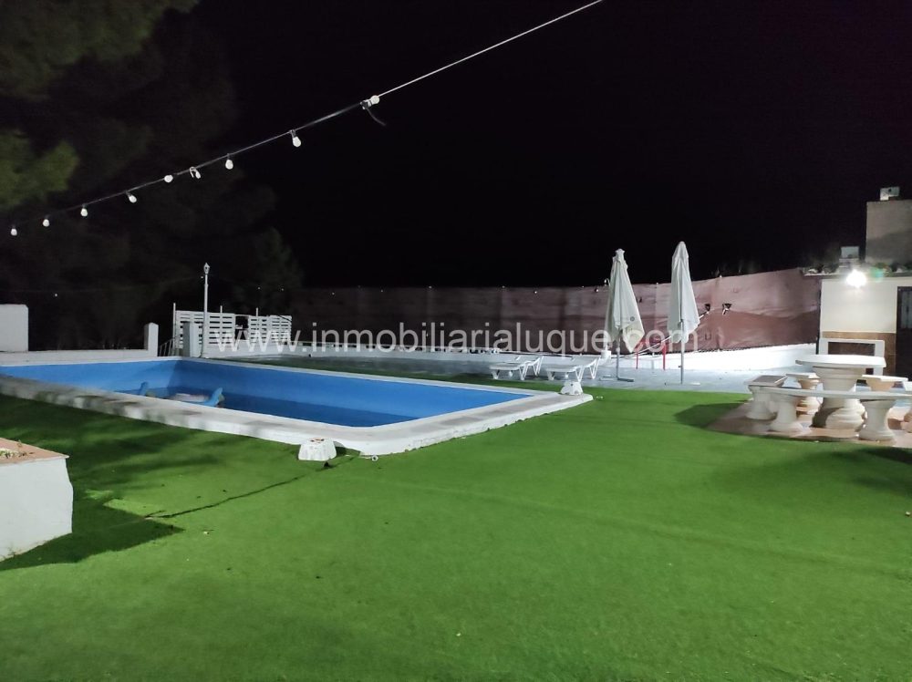 CHALET CON PARCELA EN VENTA