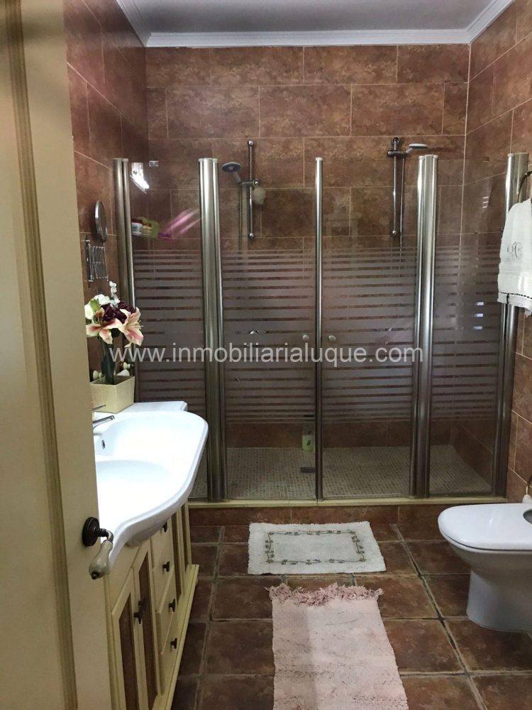 CHALET CON PARCELA EN VENTA